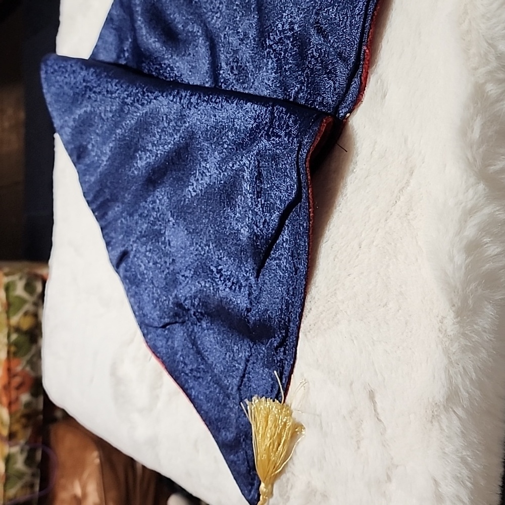 REVERSIBLE TABLE RUNNER WITH GOLD TASSELS - Picture 5 of 7